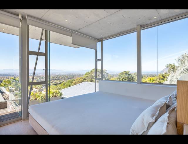 5 BEDROOM FREEHOLD TO LET IN CONSTANTIA